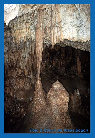 Wenn Stalagmit uns Stalaktit zusammenwachsen entstehen Sintersulen