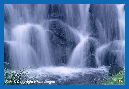 Durch Langzeitbelichtung entsteht ein Netzwerk von vielen Wasserfden, sodass der Wasserfall ein neues Gesicht bekommt