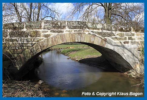 Frisch sanierte Steinbogenbrücke, durch die Sanierung wurde ein viele Jahre benutzter Wasseramselbrutplatz vernichtet.